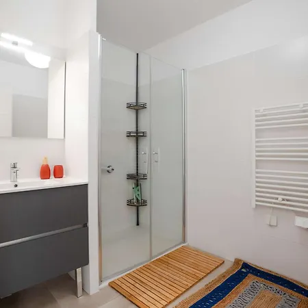 T3 Climatise Neuf, Proche Avec Terrasse Spacieuse Et Parking A - Fr-1-409-272